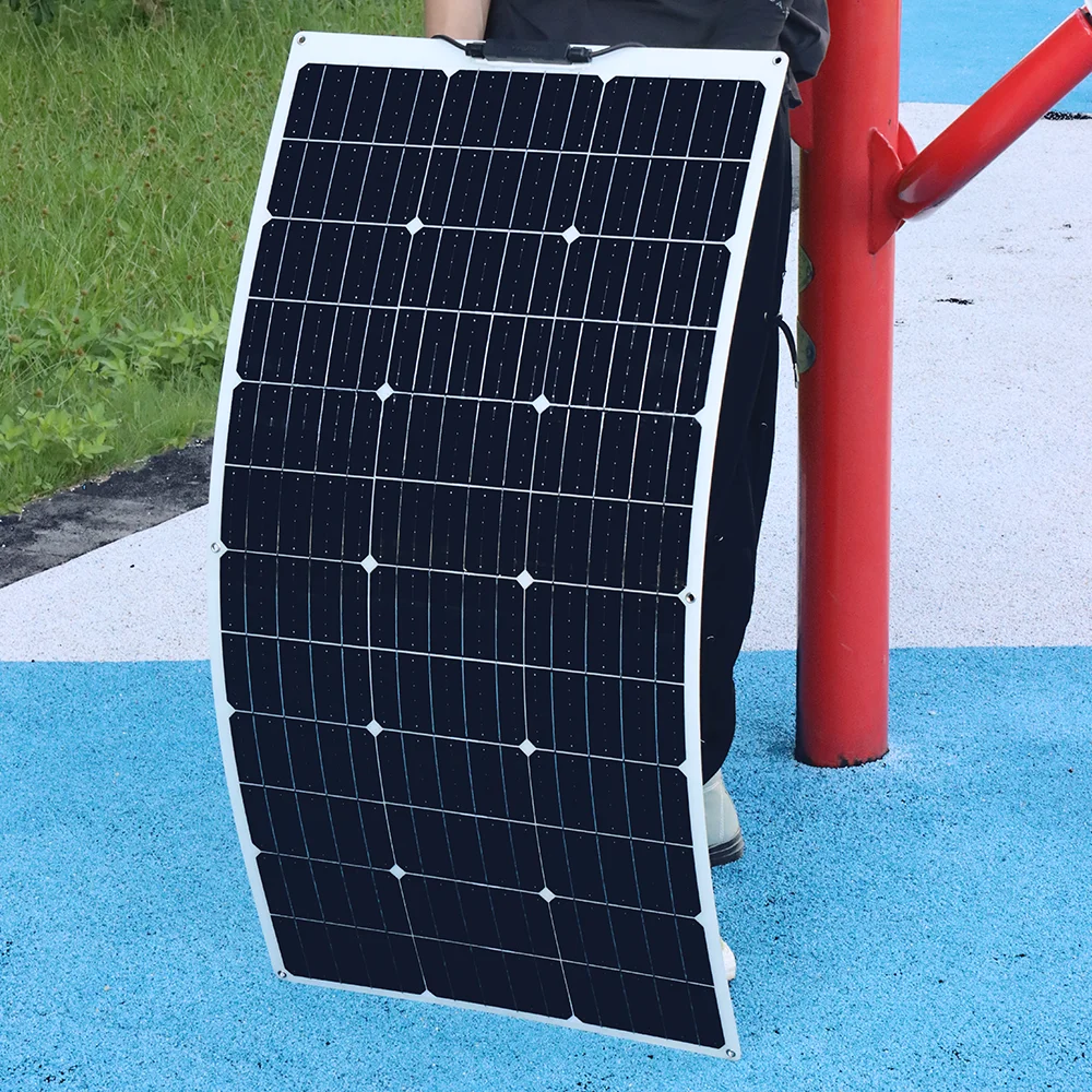 La fotografía de una panel solar flexible de 100 vatios para representar uno de los tipos de paneles solares.