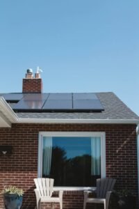 Planificación de un Sistema Solar Fotovoltaico para una Vivienda: Ejemplo Práctico de Alimentación Alternativa por 12 Horas