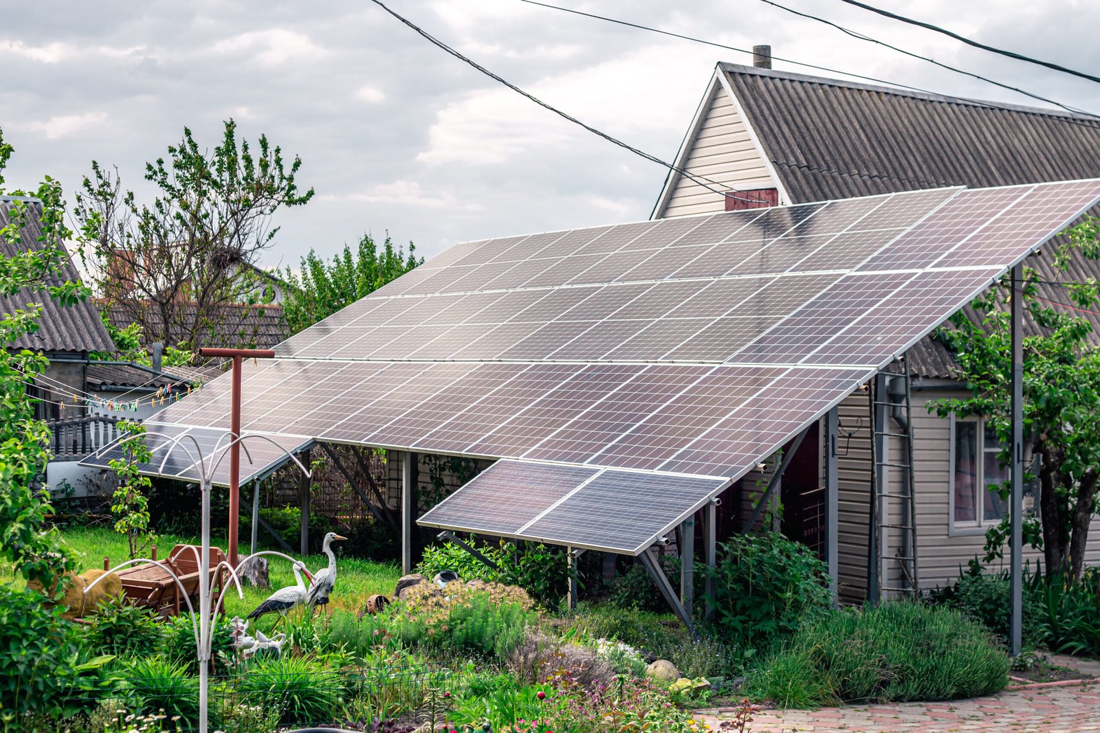 Paneles solares en el tejado de una casa